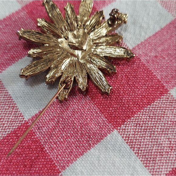 Vintage Brooch Gold Tone Faceted Purple Plastic Stones - Picture 4 of 4